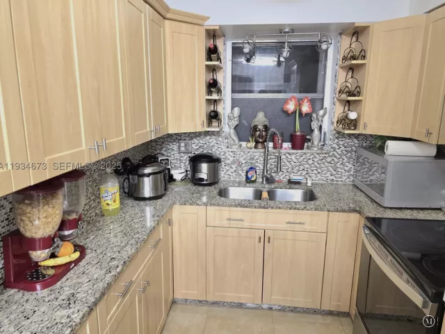 Продажа дома по адресу 3601 NW 102nd St - фото 9287999