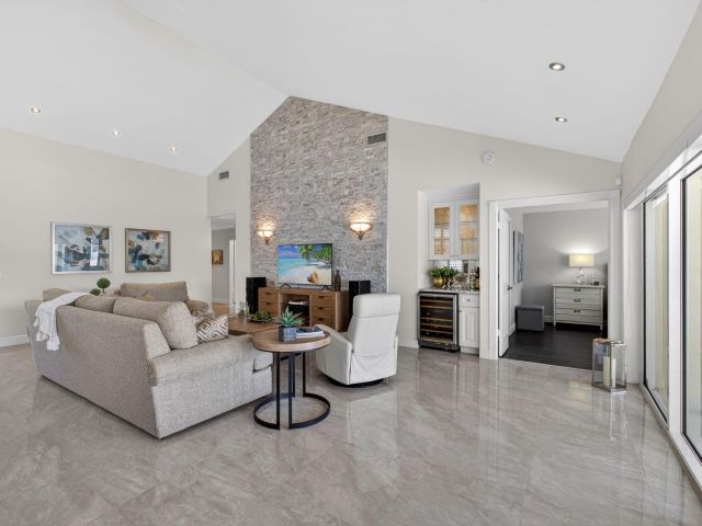 Продажа дома по адресу 2294 Saratoga Bay Drive - фото 6927723