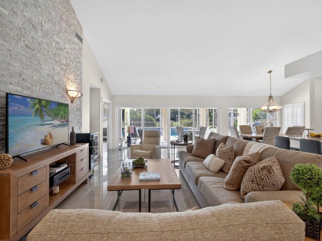 Продажа дома по адресу 2294 Saratoga Bay Drive - фото 6927729