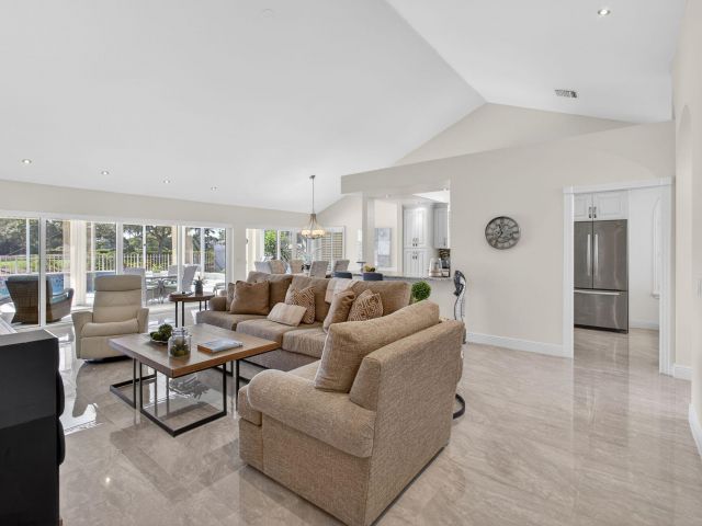 Продажа дома по адресу 2294 Saratoga Bay Drive - фото 6927730