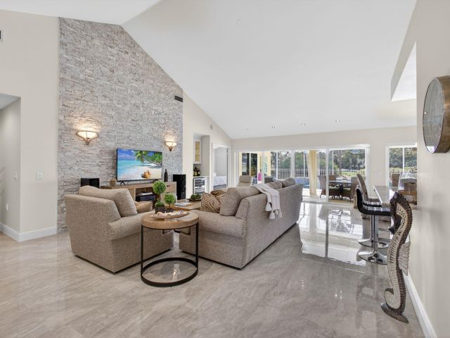 Продажа дома по адресу 2294 Saratoga Bay Drive - фото 6927733