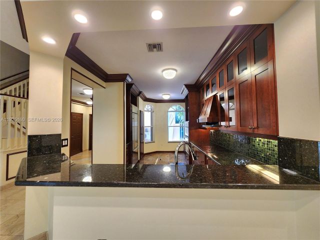 Дом в аренду по адресу 21028 NE 34th Ct 21028 - фото 6932965