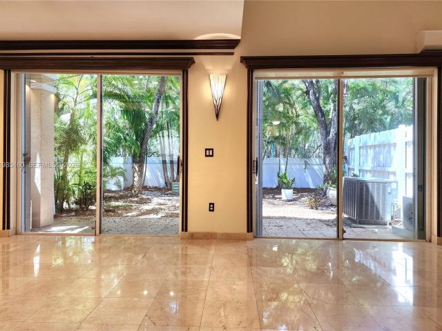 Дом в аренду по адресу 21028 NE 34th Ct 21028 - фото 6932972