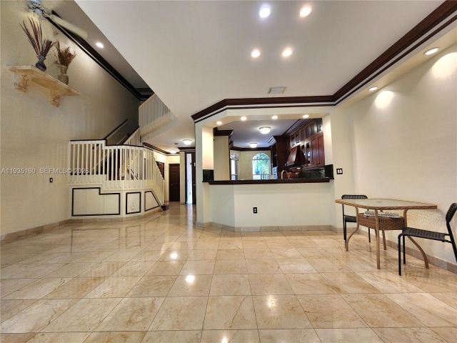 Дом в аренду по адресу 21028 NE 34th Ct 21028 - фото 6932977