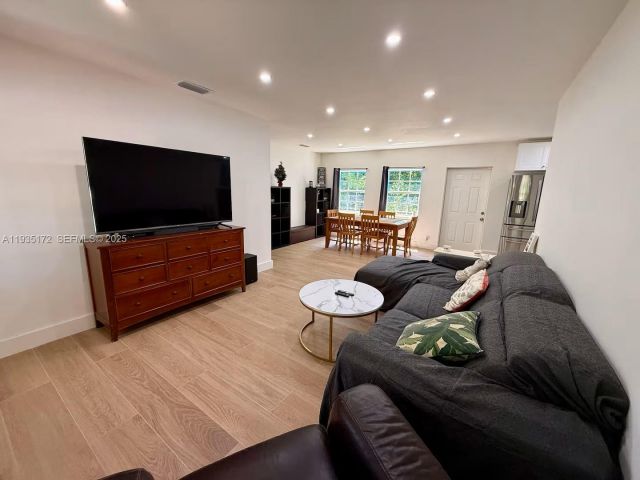 Дом в аренду по адресу 15800 NE 15th Ave - фото 7463159