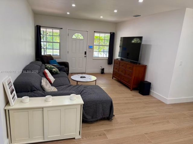 Дом в аренду по адресу 15800 NE 15th Ave - фото 7463162