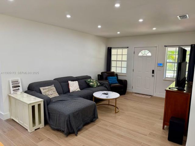 Дом в аренду по адресу 15800 NE 15th Ave - фото 7463164