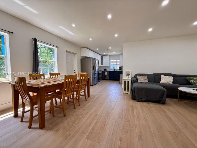 Дом в аренду по адресу 15800 NE 15th Ave - фото 7463166