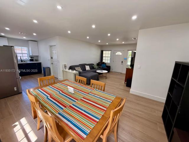 Дом в аренду по адресу 15800 NE 15th Ave - фото 7463168