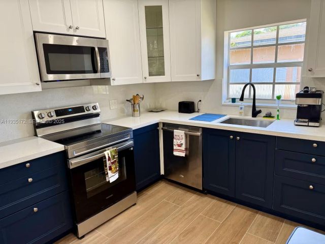 Дом в аренду по адресу 15800 NE 15th Ave - фото 7463170