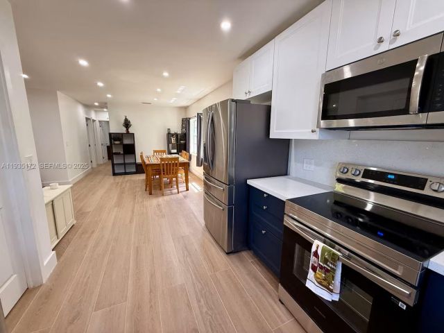 Дом в аренду по адресу 15800 NE 15th Ave - фото 7463172