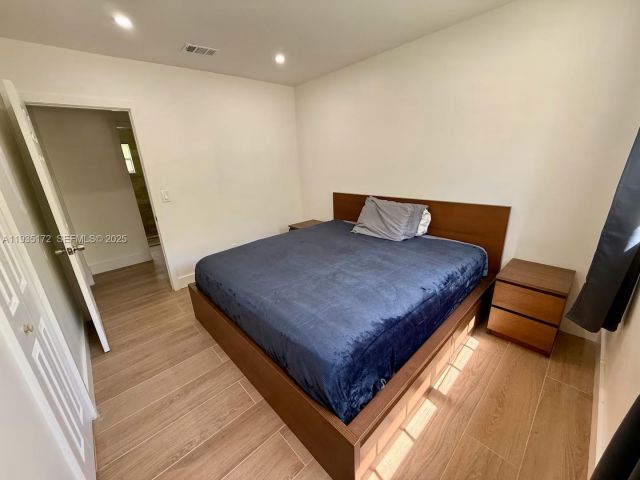 Дом в аренду по адресу 15800 NE 15th Ave - фото 7463176