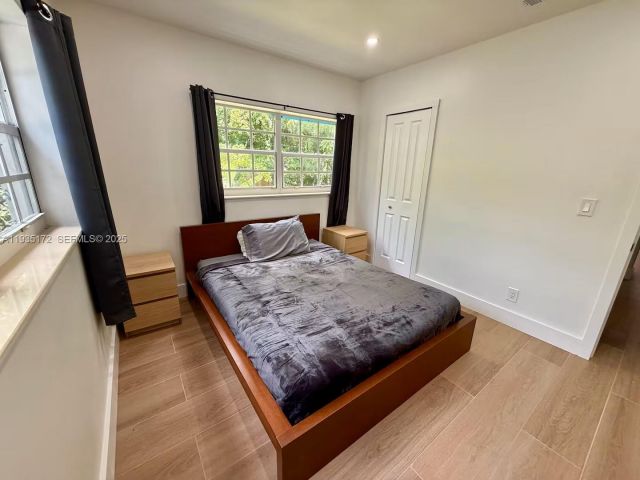 Дом в аренду по адресу 15800 NE 15th Ave - фото 7463178