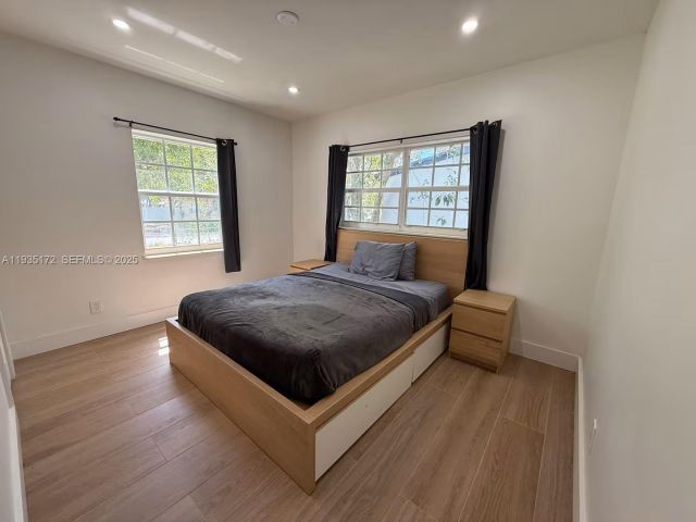 Дом в аренду по адресу 15800 NE 15th Ave - фото 7463180