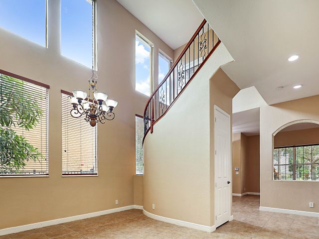 Дом в аренду по адресу 748 Cresta Circle - фото 6929943