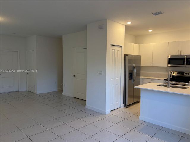 Дом в аренду по адресу 2661 SE 10th St 2661 - фото 7454944