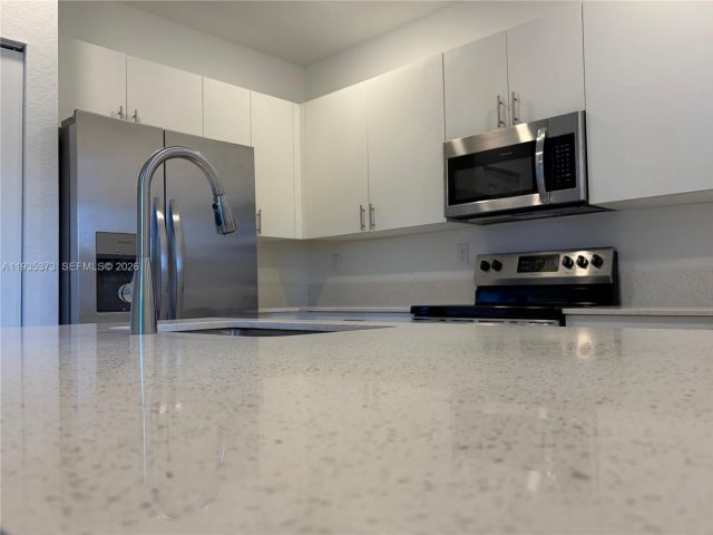 Дом в аренду по адресу 2661 SE 10th St 2661 - фото 7454945