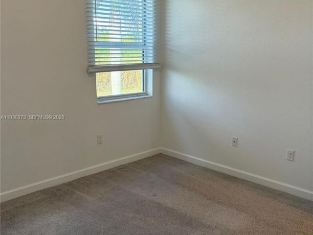 Дом в аренду по адресу 2661 SE 10th St 2661 - фото 7454951