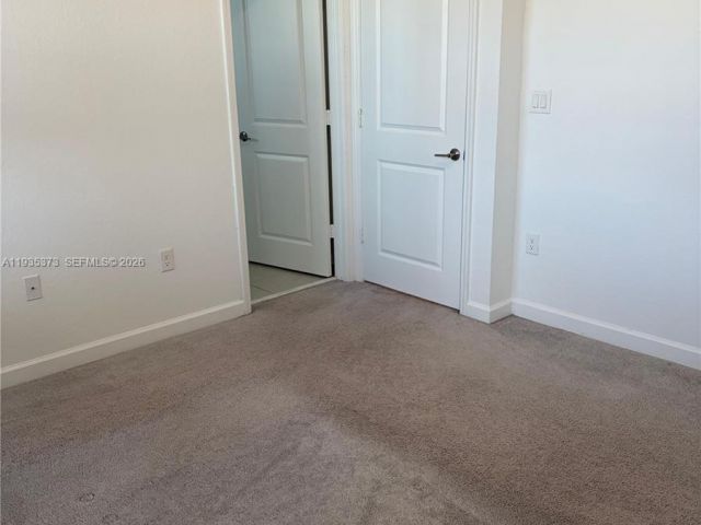 Дом в аренду по адресу 2661 SE 10th St 2661 - фото 7454953