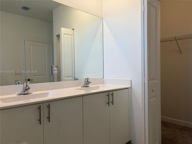 Дом в аренду по адресу 2661 SE 10th St 2661 - фото 7454956