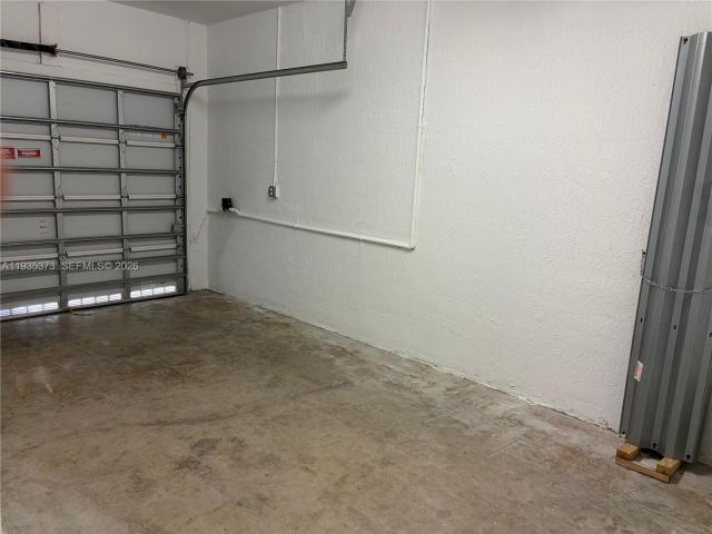 Дом в аренду по адресу 2661 SE 10th St 2661 - фото 7454959