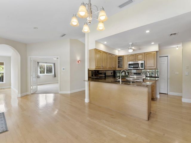 Продажа дома по адресу 2415 NW 31st Street - фото 6930888