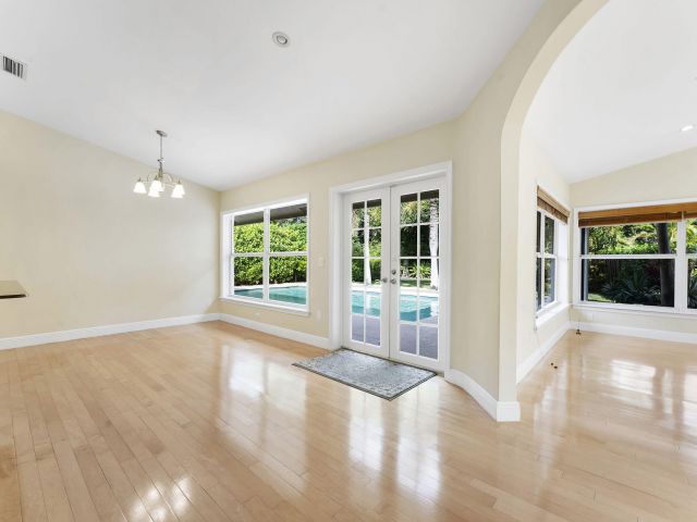 Продажа дома по адресу 2415 NW 31st Street - фото 6930892