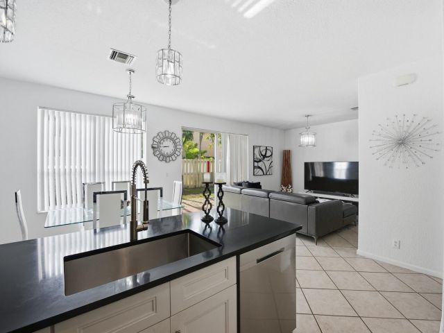 Продажа дома по адресу 4162 Winnipeg Way - фото 6933641