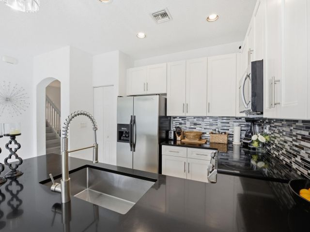 Продажа дома по адресу 4162 Winnipeg Way - фото 6933645