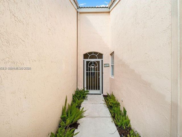 Дом в аренду по адресу 2437 S Coral Trace Cir 2437 - фото 7427405