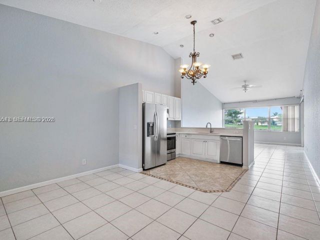 Дом в аренду по адресу 2437 S Coral Trace Cir 2437 - фото 7427407