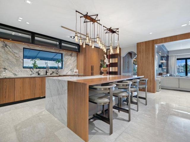 Продажа дома по адресу 176 S Hibiscus Drive - фото 6932906