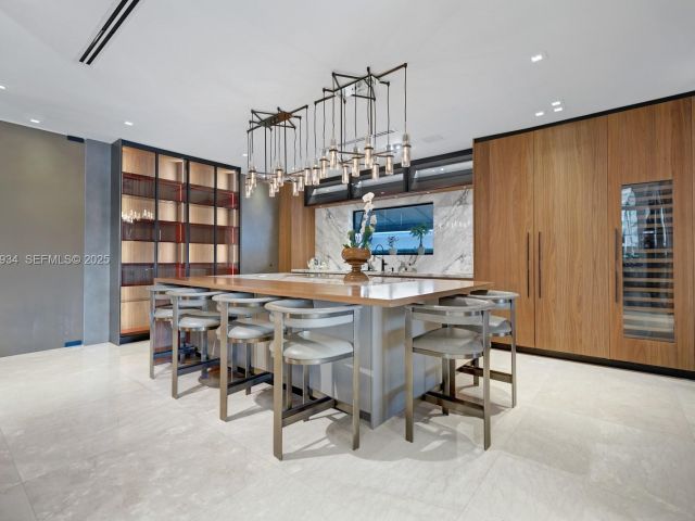 Продажа дома по адресу 176 S Hibiscus Drive - фото 6932907