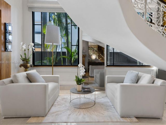 Продажа дома по адресу 176 S Hibiscus Drive - фото 6932910