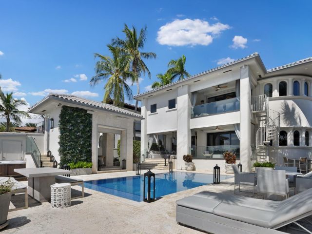 Продажа дома по адресу 176 S Hibiscus Drive - фото 6932917