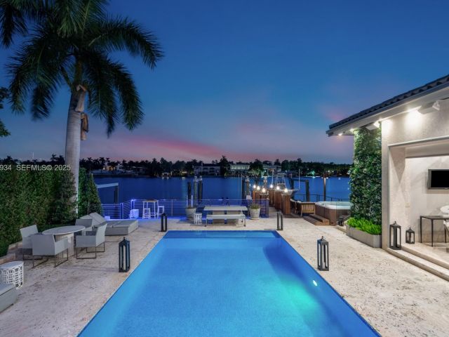 Продажа дома по адресу 176 S Hibiscus Drive - фото 6932923