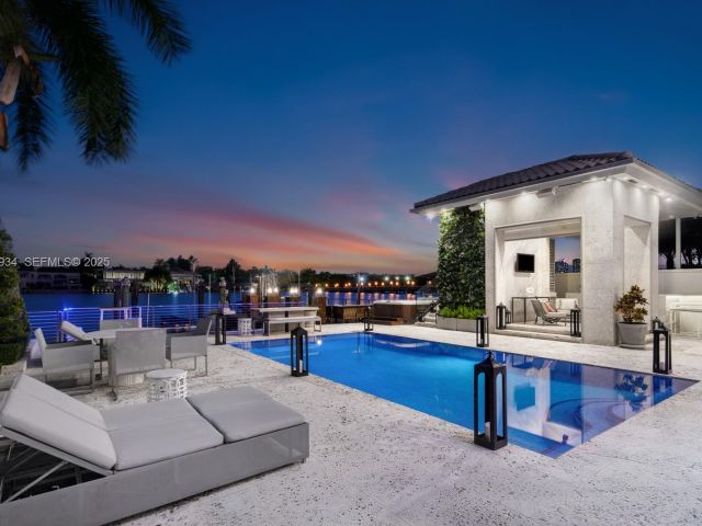 Продажа дома по адресу 176 S Hibiscus Drive - фото 6932924