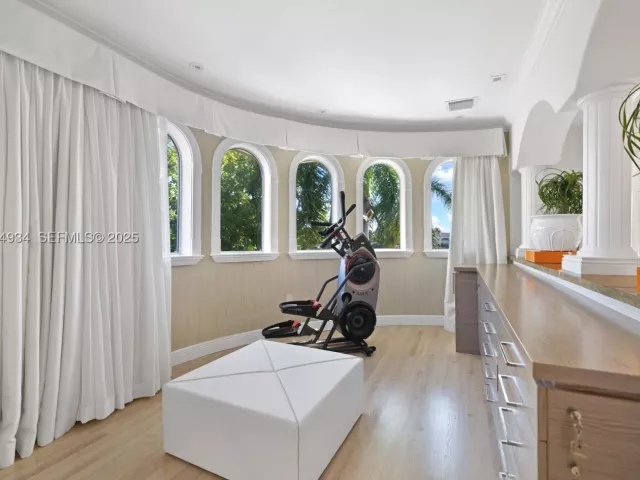 Продажа дома по адресу 176 S Hibiscus Drive - фото 9076800