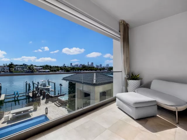 Продажа дома по адресу 176 S Hibiscus Drive - фото 9076803