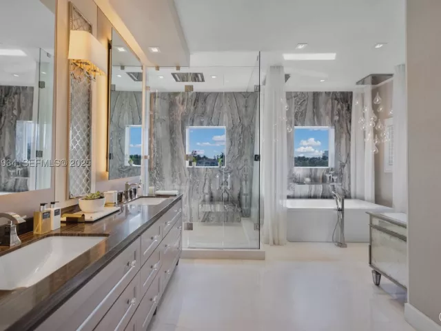 Продажа дома по адресу 176 S Hibiscus Drive - фото 9076806