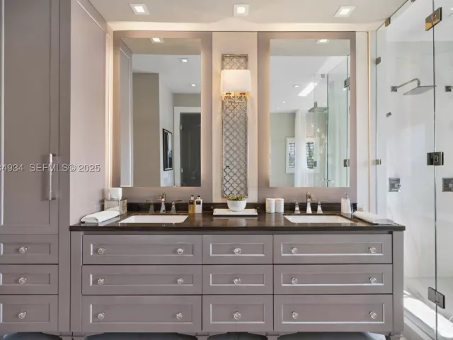 Продажа дома по адресу 176 S Hibiscus Drive - фото 9076808