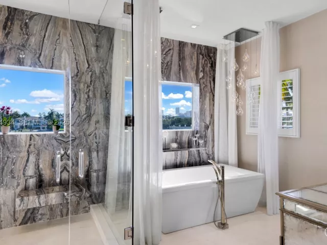 Продажа дома по адресу 176 S Hibiscus Drive - фото 9076810