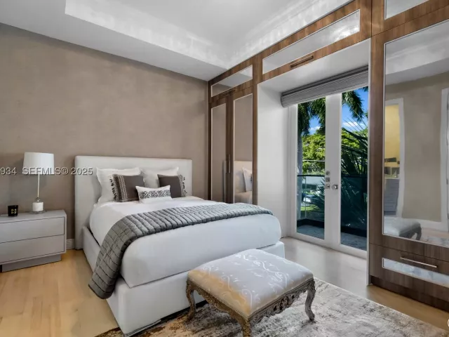 Продажа дома по адресу 176 S Hibiscus Drive - фото 9076812