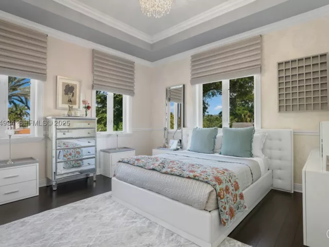 Продажа дома по адресу 176 S Hibiscus Drive - фото 9076814