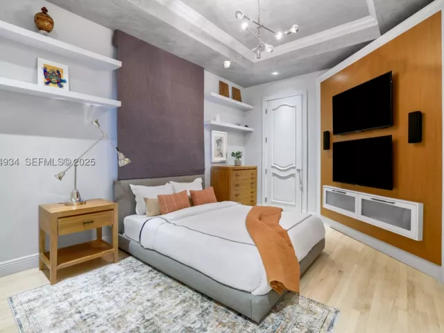 Продажа дома по адресу 176 S Hibiscus Drive - фото 9076816