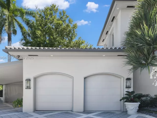 Продажа дома по адресу 176 S Hibiscus Drive - фото 9076817