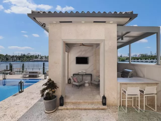 Продажа дома по адресу 176 S Hibiscus Drive - фото 9076821