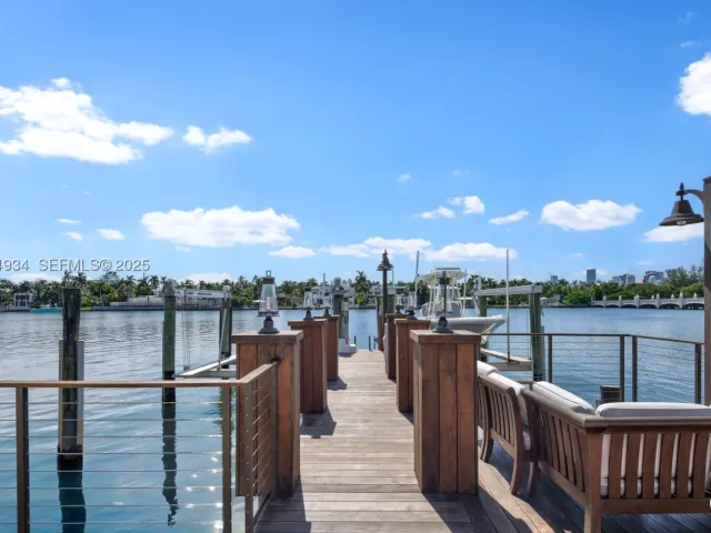 Продажа дома по адресу 176 S Hibiscus Drive - фото 9076825