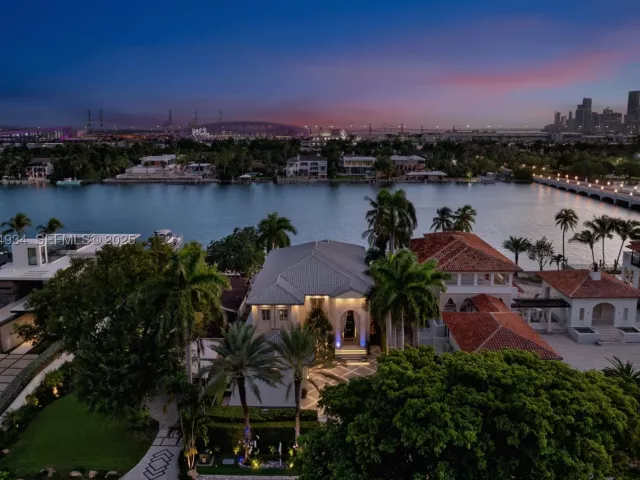 Продажа дома по адресу 176 S Hibiscus Drive - фото 9076827