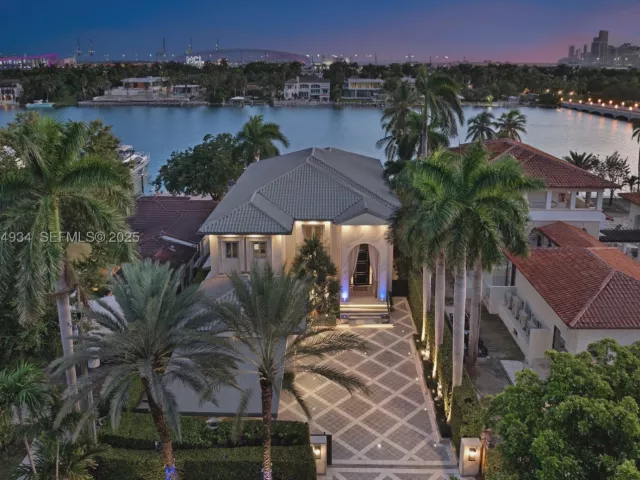 Продажа дома по адресу 176 S Hibiscus Drive - фото 9076828